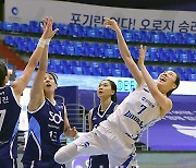 [MD포토] 박혜진 '넘어져도 슛은 던진다'