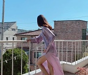 최수영, 원피스+슬리퍼 조합을 소화하네 '美친 각선미'[SNS★컷]