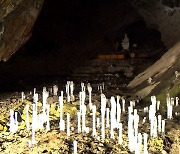 역고드름 가득한 제천 보덕암 보덕굴