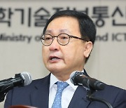 '골방회의' 없애고 맨손 토론..靑, 유영민식 소통으로 민생 속도전