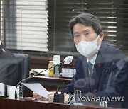 남북교류협력위서 발언하는 이인영 장관