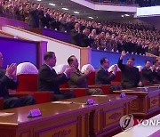 북한 당대회 기념공연장에 도착한 김정은..관람객들 '노마스크'