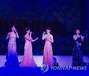 장중한 분위기 속 노래하는 북한 여가수