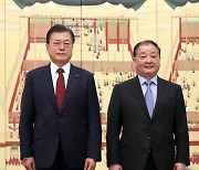 기념사진 촬영하는 문재인 대통령과 강창일 주일대사
