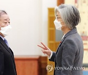 강경화 장관과 대화하는 강창일 주일대사