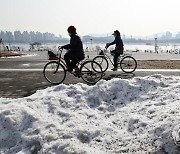 녹는 눈 사이로 자전거 산책
