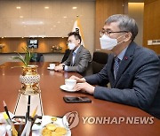 한국핵융합에너지연구원 방문한 김성수 과학기술혁신본부장