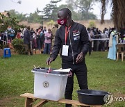 우간다, 대선 투표..장기집권 무세베니 vs 팝스타 와인