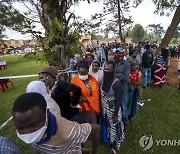 대선 투표소에 몰려든 우간다 유권자들