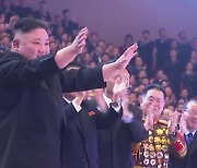 北김정은, 열병식 참석 '핵무력 과시'..SLBM·ICBM 등장한 듯