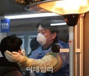 [포토] 서울시청 앞에서 의료자원봉사하는 안철수 서울시장 후보