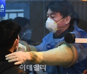[포토] 의료봉사 참가하는 안철수 서울시장 후보