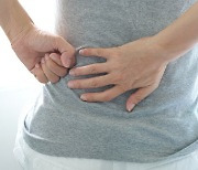 '이 자세'가 허리 통증을 부른다?..허리 통증의 원인과 일상 속 관리법
