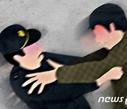 "차를 왜 막아"..경비원 폭행 30대 입주민 경찰 출석