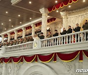 제8차 당 대회 기념 열병식 주석단에 자리한 북한 김정은