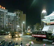 평양 주민들, '열병식 참가' 군인 행렬에 '환호'