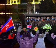 '열병식 참가자들' 환영하는 평양 주민들