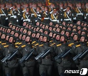 열병식 입장하는 북한 인민군..꽁꽁 언 얼굴