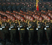 열병식 입장하는 북한 인민군..추위 뚫고 진군