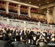 열병식서 환한 미소 짓는 북한 김정은..참석자들 환호