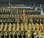 열병식 주석단 향해 경례하며 입장하는 북한 인민군
