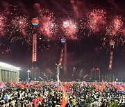 '당 대회 경축' 열병식 후 춤추는 북한 주민들