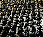 제8차 노동당 대회 기념 열병식 입장하는 북한 인민군