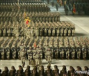 북한, 또다시 밤 열병식 개최..인민군 줄지어 입장