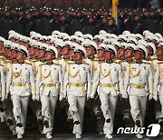 열병식 들어서는 하얀 제복의 북한 해군.."바다의 결사대"