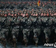 '위풍당당' 열병식 입장하는 북한 인민군