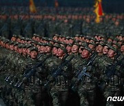 추위로 상기된 얼굴..열병식 입장하는 북한 인민군