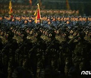 '안면 위장' 뽐내며 열병식 들어서는 북한 인민군