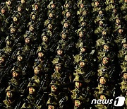 제8차 당 대회 기념 열병식 입장하는 북한 인민군 행렬