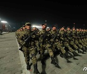 발맞춰 앞으로 전진하는 북한 열병식 열병종대