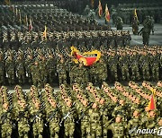 "혁명의 붉은 총대 틀어쥐고" 열병식 입장하는 북한 인민군
