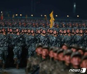 '추위' 뚫고 열병식 행렬 이어가는 북한 인민군