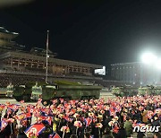 '당 대회 기념 열병식' 김일성광장 행진하는 북한군