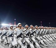 설상복 입고 열병식 들어서는 북한 인민군