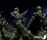 북한, 제8차 당 대회 기념 열병식 진행..추위 뚫고 전진