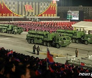 '당 대회 기념 열병식' 김일성광장 행진하는 북한군