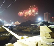 평양의 김일성광장 밝히는 야간 열병식