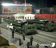 '당 대회 기념' 김일성광장 가로지르는 열병식 행렬