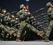 '칼 같은 제식' 보여주며 열병식 입장하는 북한 인민군