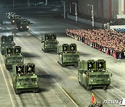 김일성광장 '열병식 행렬' 반기는 북한 주민들
