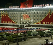 김일성광장 밝히는 북한군 열병식 행렬