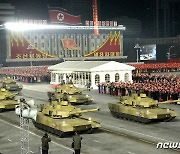 열병식서 '무력' 과시하는 북한 탱크부대.."최정예 강군"