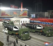 한국, 미국 보란듯..김정은 어제 밤 당대회 기념 열병식