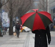 "출근길 우산 챙기세요"..낮 최고기온 10도 안팎 포근