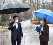 문 대통령, 백신 접종계획 보고 받아 "신뢰가 중요"