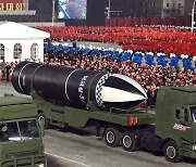北 '야간 열병식'에서 신형 SLBM 공개..경제실패 '핵무력 과시'로 만회